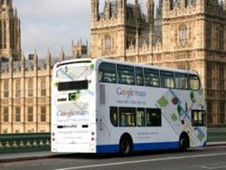 Google запустил рекламу на двухэтажных автобусах Лондона